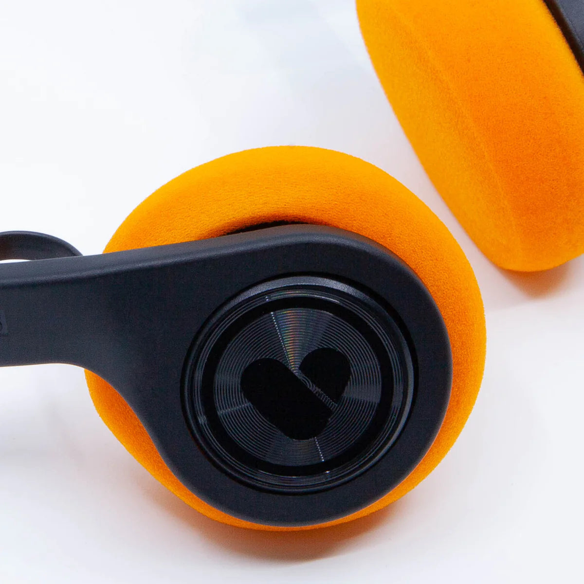 closup EQ-001 wireless headphones with orange cushion